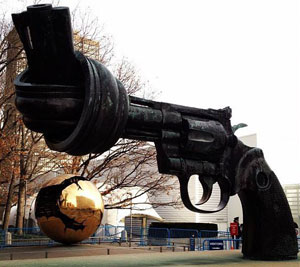 "Non-Violence", a sculpture by Karl Fredrik Reutersward, permanently exhibited outside UN Headquarters in New York. (Paulo Filgueiras/UN Photo) 