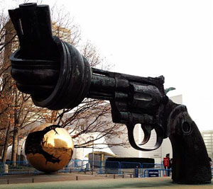 "Non-Violence", a sculpture by Karl Fredrik Reutersward, permanently exhibited outside UN Headquarters in New York. (Paulo Filgueiras/UN Photo)